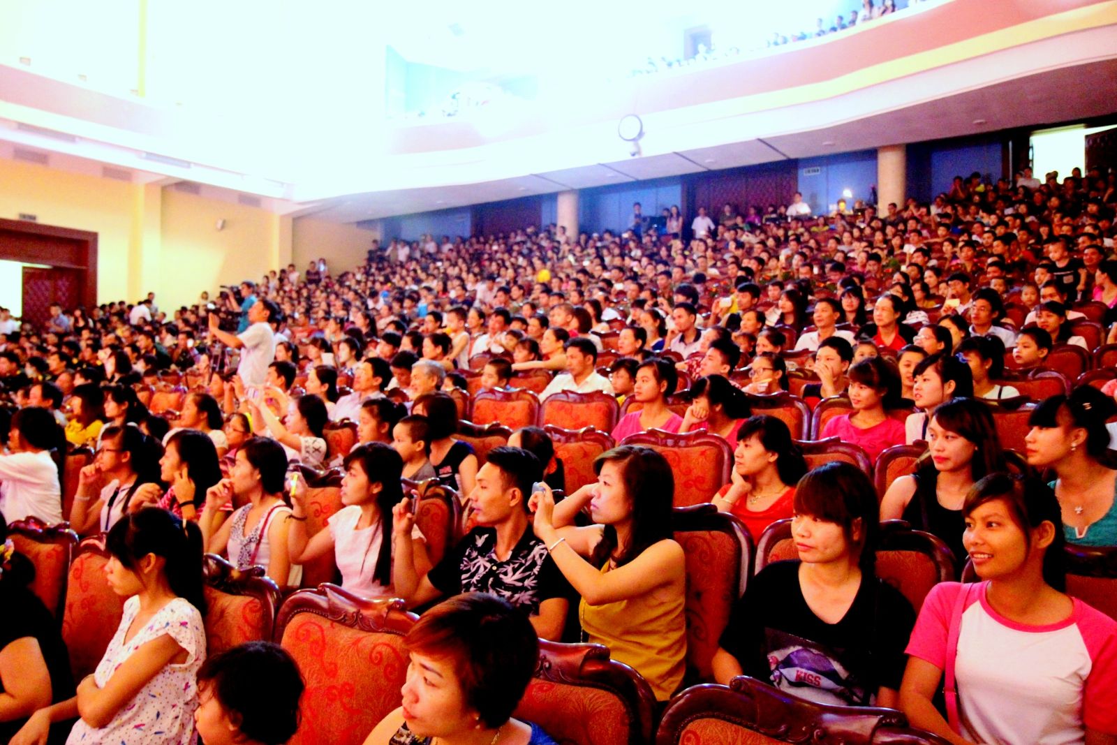 관객들은 춤을 함께 즐기며 무대에 적극적인 호응을 보냈다.