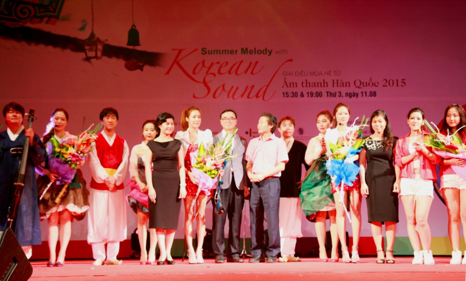 공연을 함께 한 뮤지션들과 박낙종 문화원장, 마이디엔중 하남성 서기관이 기념촬영 중이다.