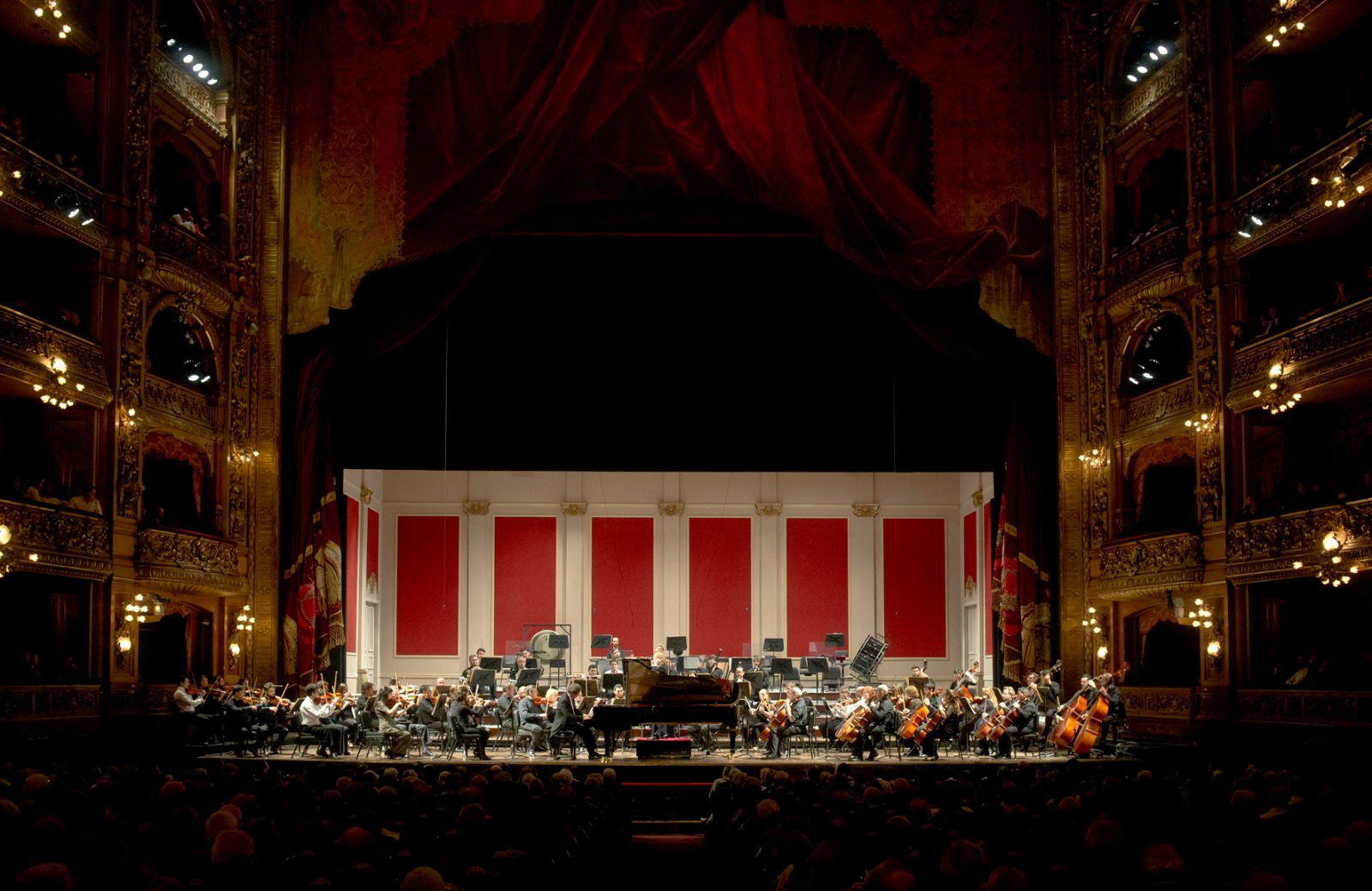 2,487석 규모의 콜론 극장은 현지 클래식 팬들 및 한인 동포로 만석을 이루었다.