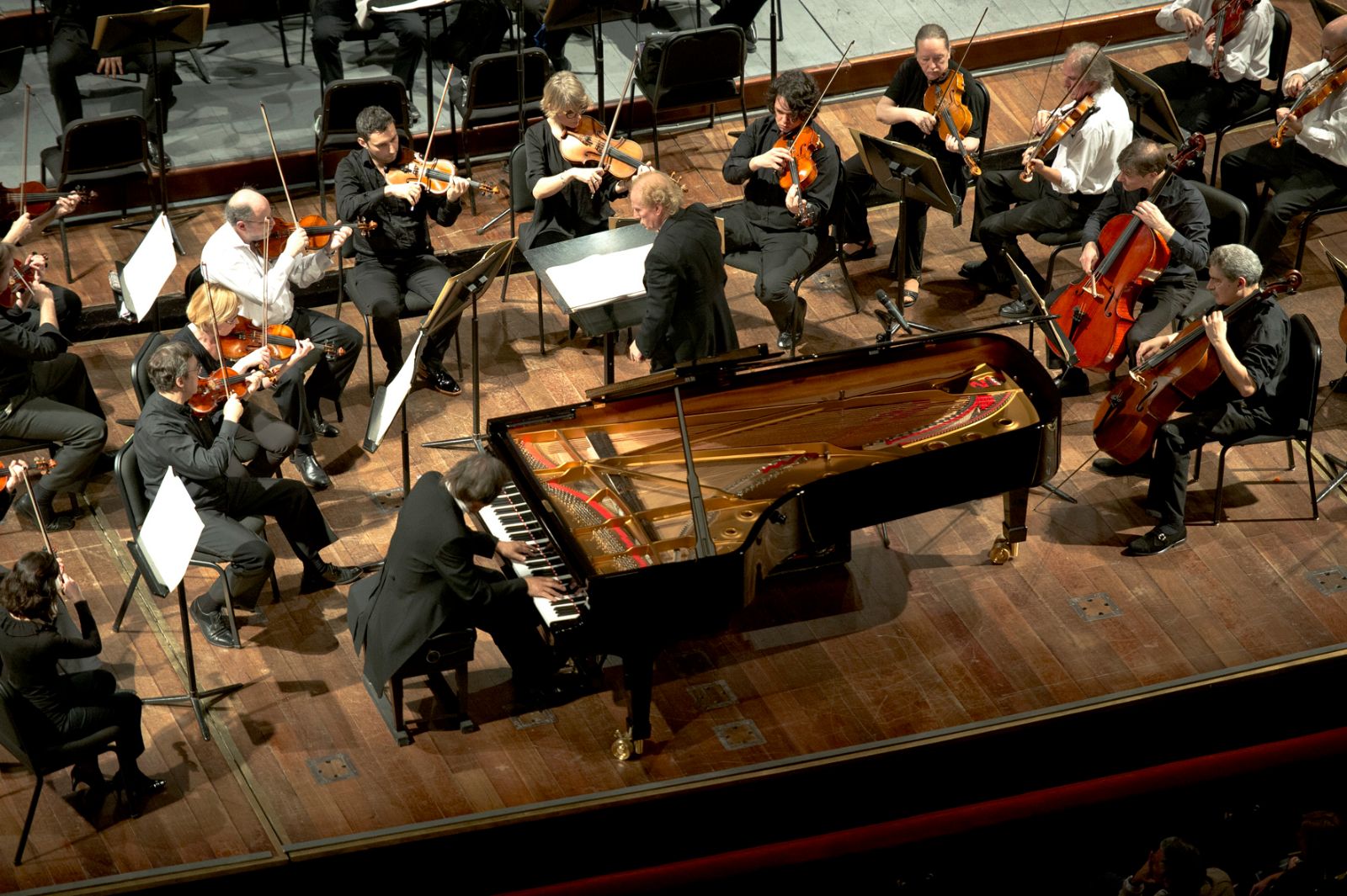 백건우 피아니스트가 세계 3대 오페라극장으로 꼽히는 ‘콜론 극장’에서 부에노스 아이레스 필하모닉과 브람스의 곡을 협연했다.