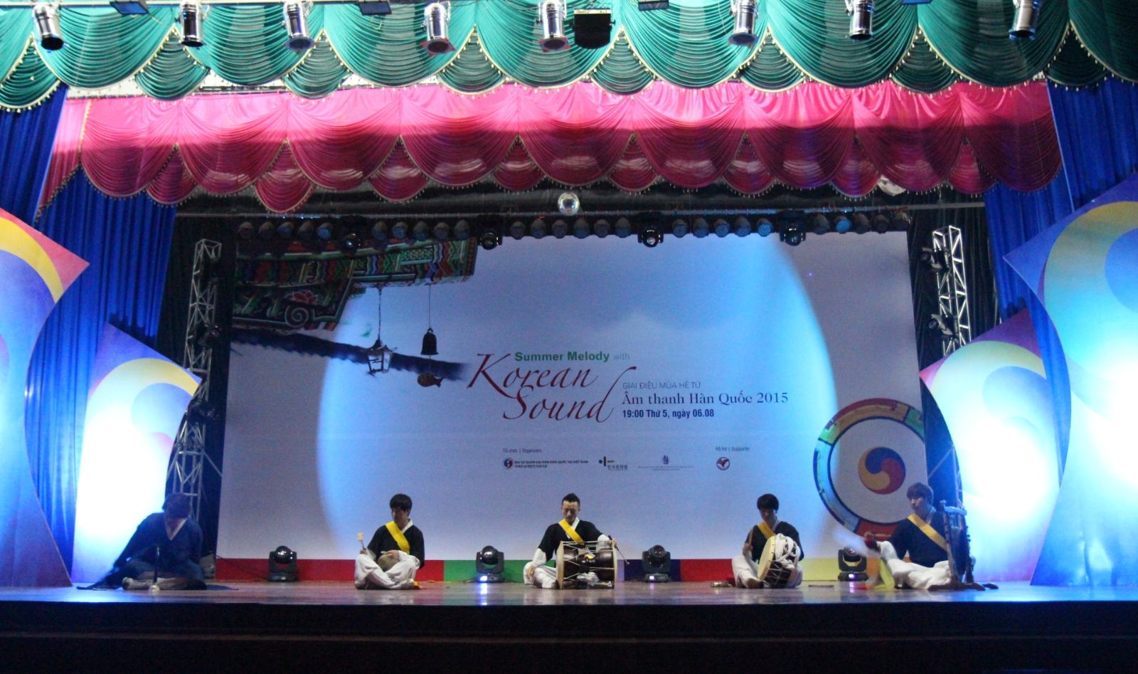 지방순회공연의 첫 시작은 사물놀이 공연팀인 '판굿'의 멋진 공연으로 문을 열었다.