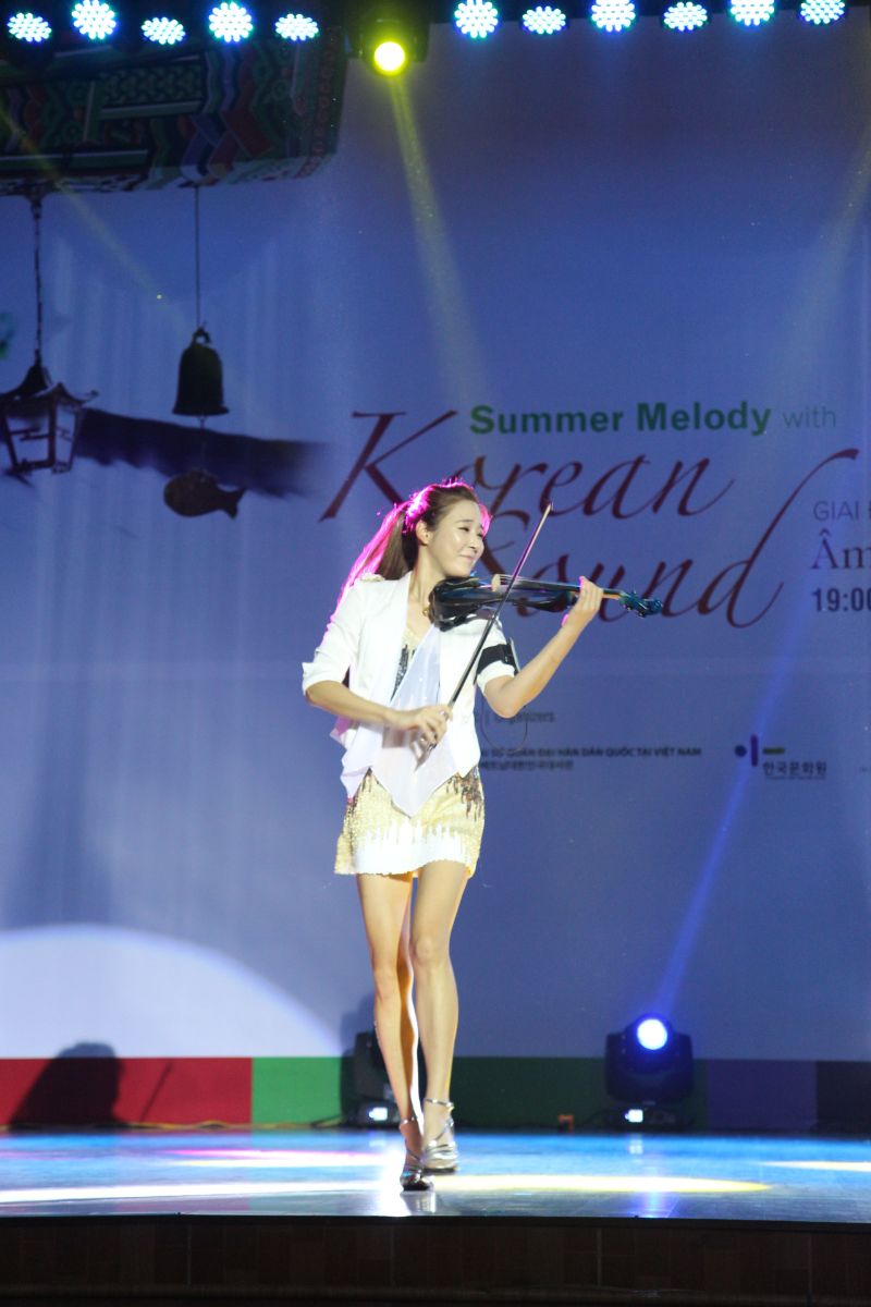 일렉트로닉 음악 그룹 '엘리스'는 세련된 무대로 베트남 북부지역민들의 마음을 사로잡았다.