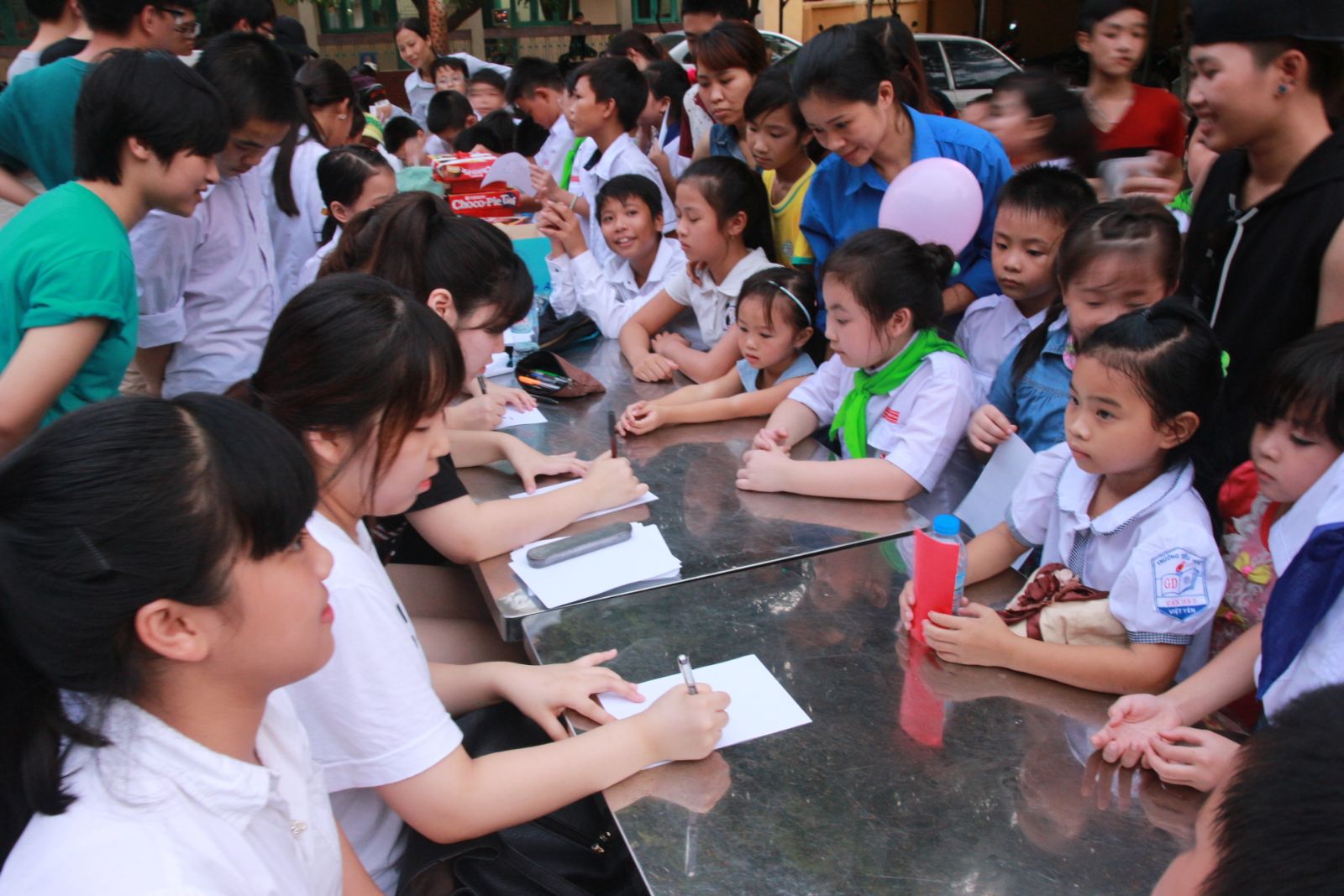 한국국제학교 학생들이 복지센터 어린이들에게 캐리커쳐를 그려주고 있다.