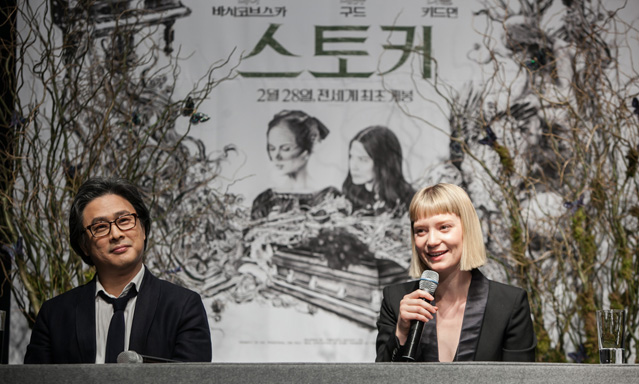 박찬욱 감독(왼쪽)과 미아 바시코브스카 가 2월 21일 그랜드하얏트 호텔에서 열린 기자회견에서 답하고 있다. (사진: 올댓시네마)