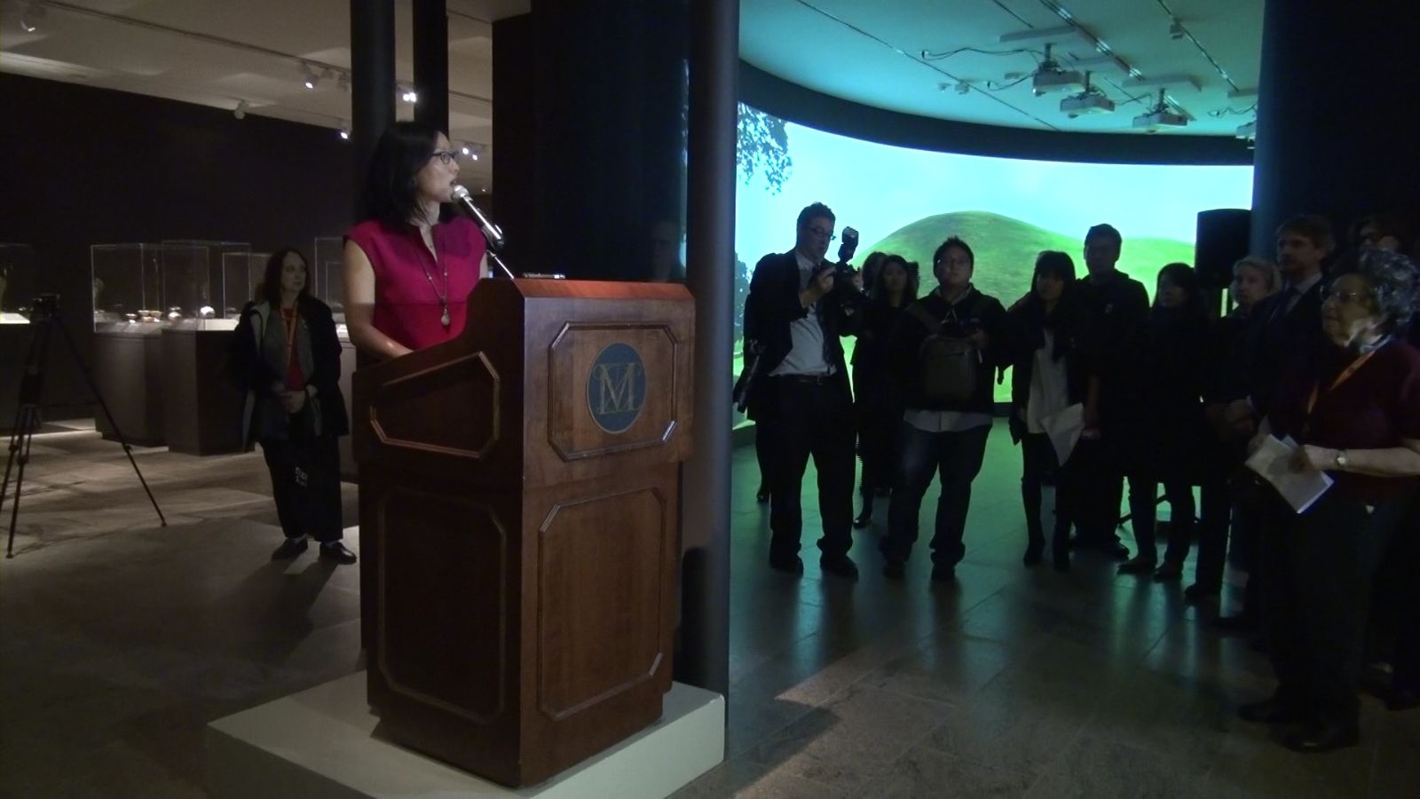 관객들에게 '신라: 한국의 황금왕국' 특별전에 대한 설명을 이어가자 관객들이 집중하고 있다. 