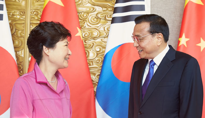 박근혜 대통령(왼쪽)과 리커창 중국 국무원총리는 2일 베이징에서 면담을 갖고 FTA 등 양국협력 방안을 논의했다.