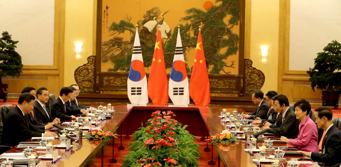 박근혜 대통령과 시진핑 중국 국가 주석이 한중 정상회담을 갖고 있다