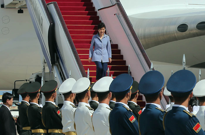 박근혜 대통령이 2일 베이징에 도착, 전용기에서 내리고 있다. 박 대통령은 2박3일간 중국을 방문한다.