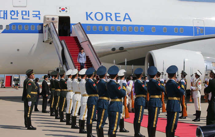 박근혜 대통령이 2일 베이징에 도착, 전용기에서 내리고 있다. 박 대통령은 2박3일간 중국을 방문한다.