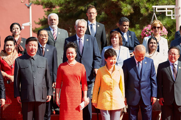박근혜 대통령이 중국 전승70주년 기념식에 참석한 각국 정상들과 3일 기념촬영하고 있다.