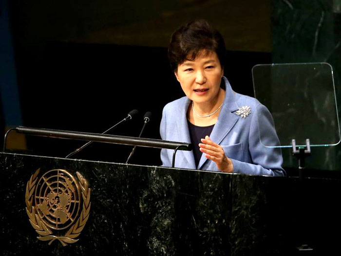 박근혜 대통령이 28일 미국 뉴욕 유엔본부에서 열린 제70차 유엔총회에서 기조연설을 한 후 참석자들의 박수를 받고 있다.2