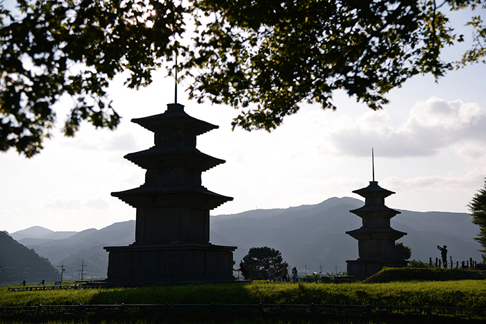 경주시 양북면 감은사지는 통일신라 시대의 절터로 대왕암과 더불어 신라 30대왕 문무왕 관련 유적으로 잘 알려져 있다. 감은사지 3층 석탑의 모습.