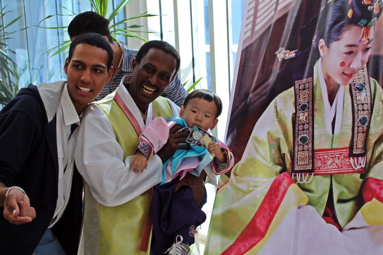 이집트 시민이 한복을 입은 모습이 전혀 낯설지 않다.