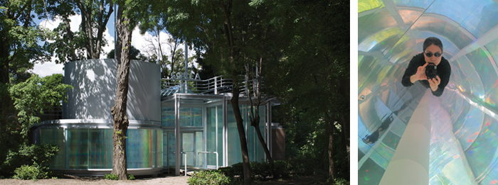 (왼쪽) 한국관 전경, 한국관을 장식한 ‘호흡: 보따리’의 김수자 작가의 자화상 (사진: 한국문화예술위원회)