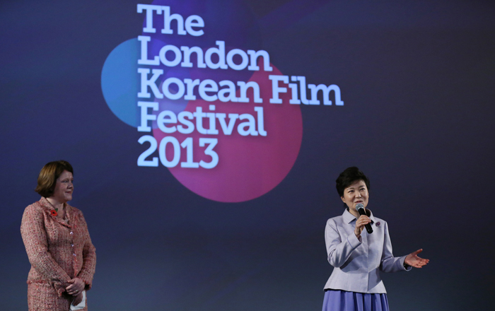 영국을 국빈방문한 박근혜 대통령(오른쪽)이 6일 제8회 런던한국영화제(11.6∼17) 특별시사회에 참석, 인사말을 하고 있다.(사진: 전한)
