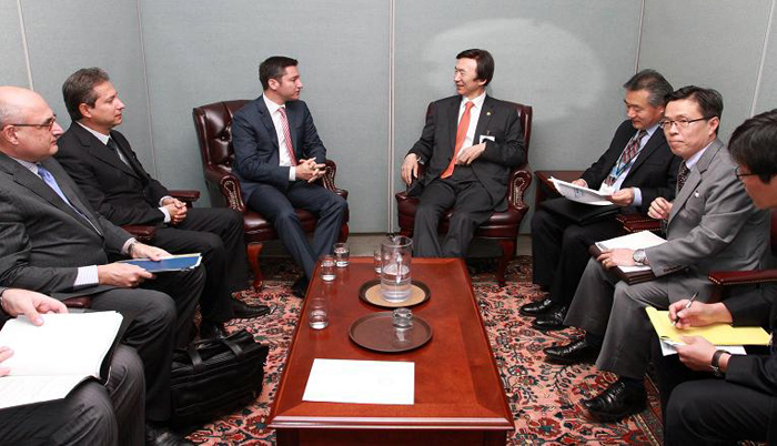 외교장관 회담을 가지고 있는 윤병세 외교장관 (중간 오른쪽)과 크리스티안 비게닌 불가리아 외교장관 (중간 왼쪽) (사진제공: 외교부)