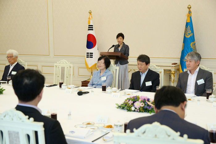  박근혜 대통령(가운데)은 7일 인문정신ㆍ문화계 지성들과 만나 인문학 중흥의 필요성에 대해 역설했다. (사진 청와대) 