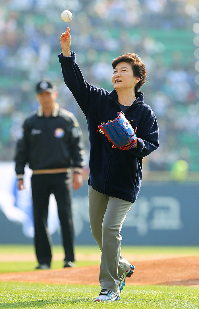 박근혜 대통령이 27일 잠실야구장에서 열린 한국시리즈 3차전에서 시구를 하고 있다. (사진 : 청와대)
