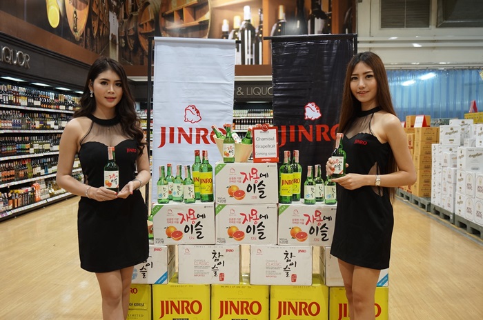 태국 방콕의 마크로마트(Macro Mart)에서 판촉직원들이 한국산 소주 ‘자몽에이슬’, ‘참이슬’, ‘진로24’를 홍보하고 있다.