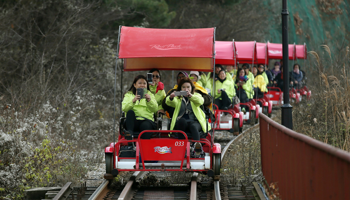 20일 한국관광공사 ‘Visit Korea’ 투어 참가자들이 춘천 레일바이크 체험을 하고 있다.