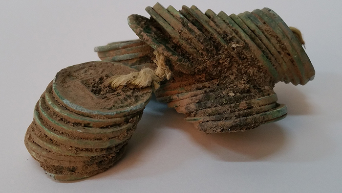 '광주 복룡동 유적' 발굴조사에서 2천 년 전 중국 신나라의 화폐가 무덤에서 꾸러미로 출토됐다.