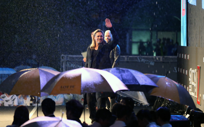 브래드 피트가 11일 서울 청계천광장을 찾아 그를 기다린 팬들에게 손을 들어 인사하고 있다. (사진: 전한)