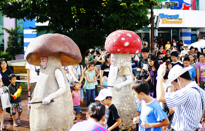 춘천인형극제 거리공연 (사진: 춘천인형극제 사무국)