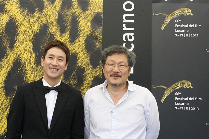 로카르노국제영화제에서 최우수감독상을 수상한 홍상수 감독(오른쪽)과 영화 <우리선희>출연배우 이선균이 영화제 시작에 앞서 포즈를 취하고 있다. 