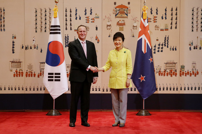 박근혜 대통령(오른쪽)이 26일 청와대에서 정전 60주년 기념행사 참석차 방한한 존 키(John Key) 뉴질랜드 총리와 악수하고 있다. (사진: 청와대)