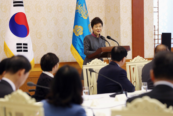 박근혜 대통령(가운데)이 25일 청와대에서 열린 4대 국정기조 중 하나인 ‘문화융성’ 구현을 위한 문화융성위원회 2차 회의에 참석해 인사말을 하고 있다. (사진: 청와대)