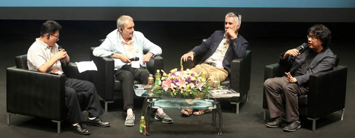 (오른쪽부터) 봉준호 감독, 장마르크 로셰트, 뱅자맹 르그랑이 15일 한국만화영상진흥원에서 대담을 하고 있다. (사진: 한국만화영상진흥원)