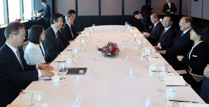 윤병세 외교부 장관(왼쪽 세번째)이 16일 서울 여의도 63빌딩의 한 음식점에서 탕자쉬안(唐家璇) 전 중국 외교담당 국무위원과 오찬을 함께하며 이야기를 나누고 있다. (사진제공: 외교부)