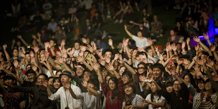 2013 광주뮤직페스티벌을 찾은 관객들이 공연을 즐기고 있다.