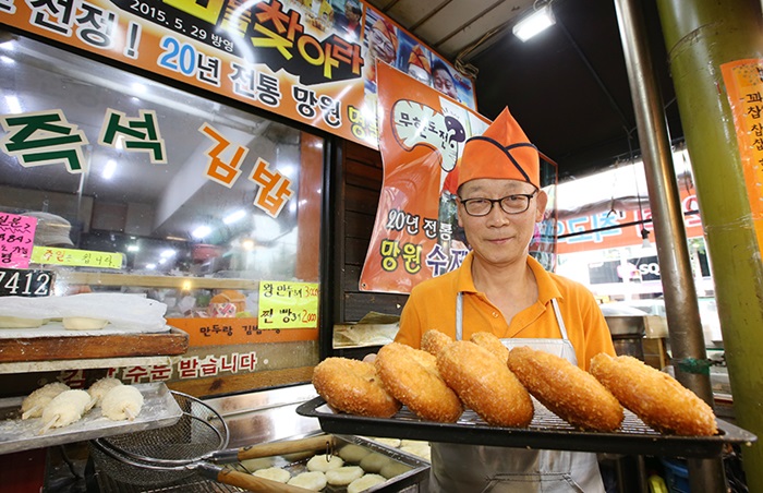 망원시장에서는 고로케, 닭강정, 칼국수 등 저렴하고 맛있는 길거리 음식을 즐길 수 있다.5