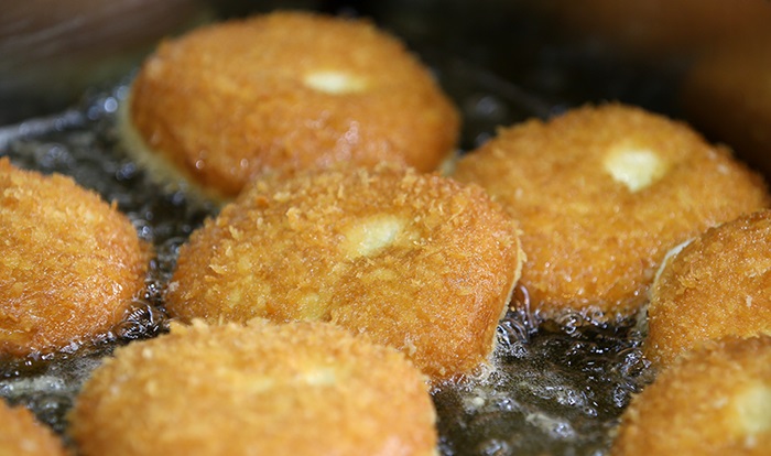 망원시장에서는 고로케, 닭강정, 칼국수 등 저렴하고 맛있는 길거리 음식을 즐길 수 있다.4