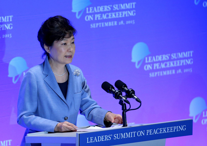 박근혜 대통령이 28일(현지시간) 유엔본부 신탁통치이사회 회의장에서 열린 유엔 평화활동(PKO) 정상회의에서 기조연설을 하고 있다.