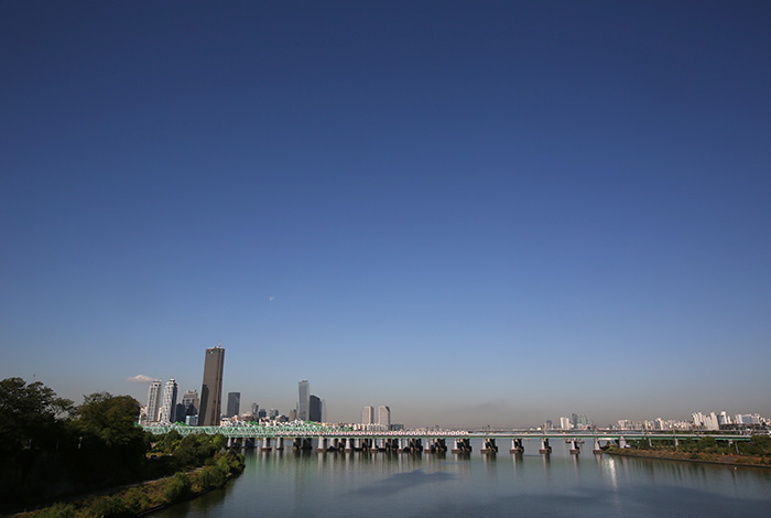 선명한 푸른빛 가을하늘이 돋보인 2일 한강의 아침.