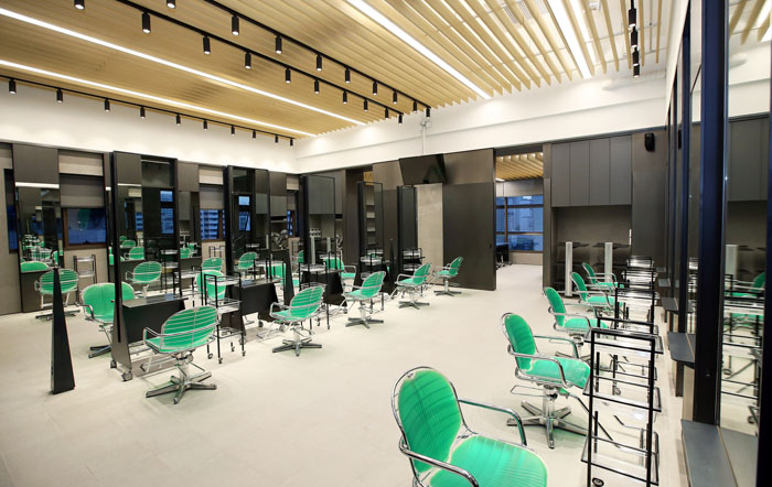 16일 서울 청담동에서 준오 아카데미 준공식이 열렸다. 실습실(사진 위)과 강의실(아래)을 비롯한 아카데미 시설은 여느 고급 헤어 살롱 못지 않았다.2