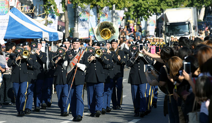17일 오후 이태원에서 지구촌축제가 열렸다. 한강진에서 녹사평역까지 이어지는 글로벌 퍼레이드가 축제의 시작을 알렸다.2