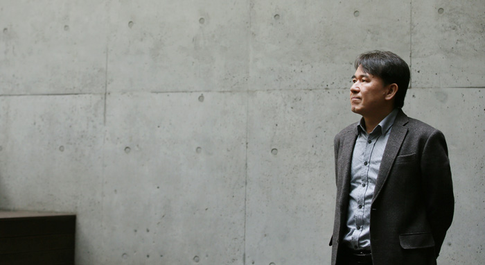 '조선왕조실록' 정사에 기반하여 500년 조선왕조 역사를 20권의 만화로 그려낸 박시백 화백. 어느 날 사극 드라마를 보다가 조선사에 관심을 가져 이 작업을 구상한 박 화백은 13년에 걸쳐 작업을 완수했다.