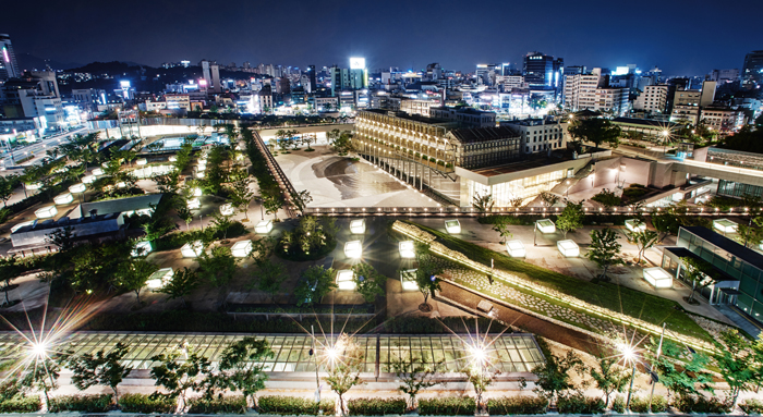 광주가 아시아 문화 창작과 교류의 거점으로 거듭난다. 대규모 복합문화예술공간인 '국립아시아문화전당'이 25일 광주에서 문을 연다.