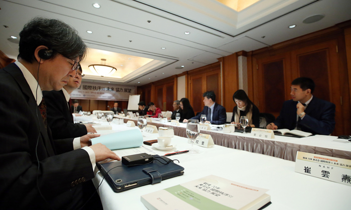 26일 '전후 70년 동북아 국제질서와 미래 협력전망'을 주제로 한중 학술대회가 열렸다. 양국 학자들은 이날 한국 광복과 2차 세계대전 종식이 동북아 지역에서 갖는 지정학적 의미와 미래 동북아 평화와 안정을 논의했다.