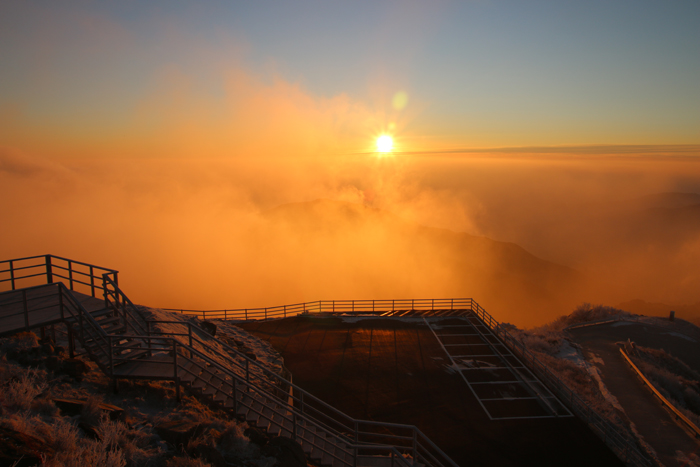 소백산 제2연화봉대피소에서 보는 일출 풍경.