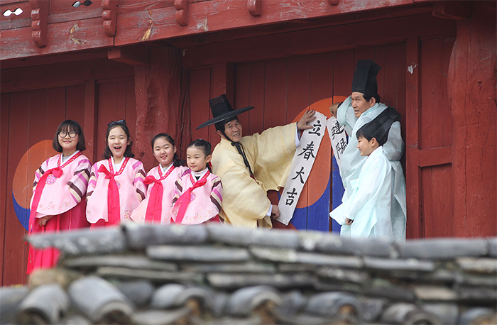 사람들이 봄의 시작을 알리는 입춘을 즐거워하고 있다.