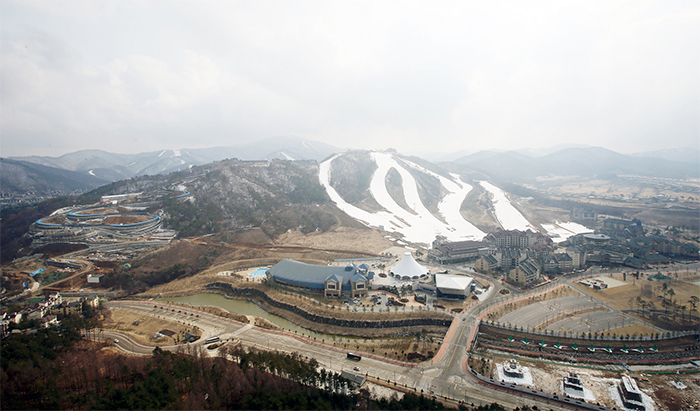 알펜시아 리조트의 스키점프대에서 바라본 평창의 전경.