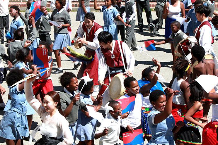 한국전통문화예술원 공연팀은 11월 27일 남아프리카공화국 케이프타운에서 1시간 가량 떨어진 다흐브흘레 초등학교를 찾아가 문화를 통한 감동을 전했다.