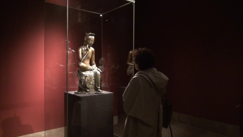 금동반가사유상을 자세히 살펴보고 있는 관람객의 모습이다.