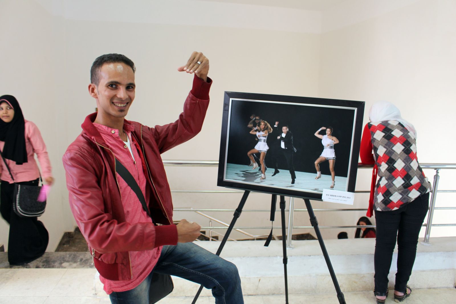 11월 29일 이집트 후루가다 공공도서관에서 열린 한국문화의 날 행사에서는 한국의 발전상 사진 전시회도 함께 열렸다. 사진 속 싸이의 모습을 흉내내고 있는 이집트 시민의 모습이 경쾌하다.