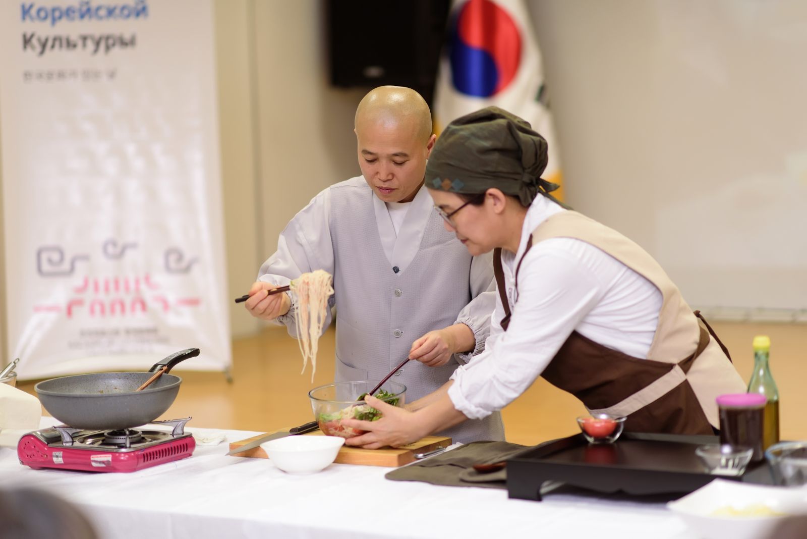 우관 스님은 노랑파프리카 배추백김치, 토마토비빔면, 가지방울토마토조림 등 보기도 좋고 식감도 좋은 다양한 한국사찰음식을 직접 만들어보이며 간편하게 만들어 즐길 수 있는 사찰음식을 직접 시연해보였다.