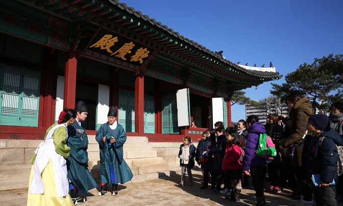 지난 12월에 진행된 ‘궁궐 속 일상생활’ 프로그램에는 많은 관람객이 찾아와 조선시대 궁궐의 일상을 엿보는 기회를 가졌다 (사진: 전한 기자).